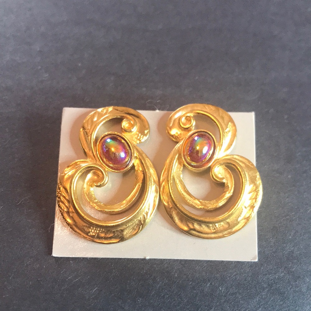 Avon vintage sculpted art pierced earrings with surgical steel posts